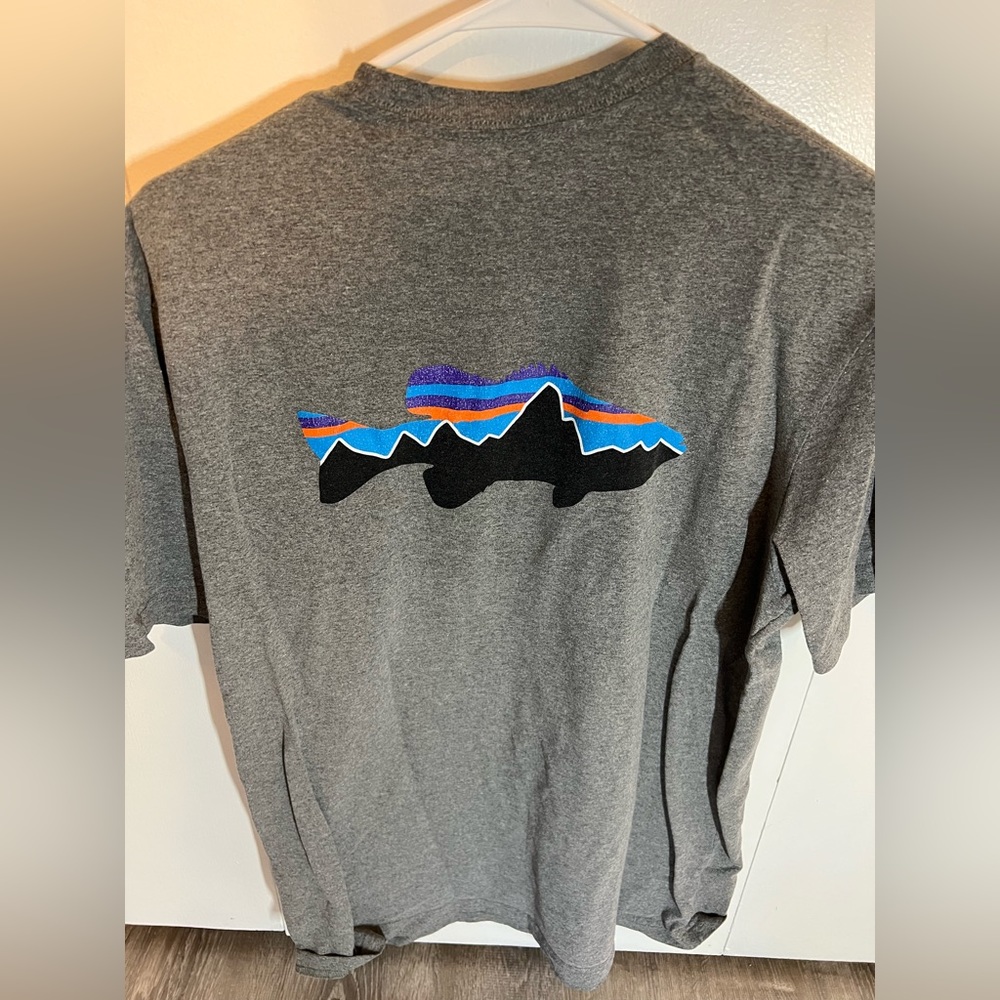 Patagonia Responsibili-Tee Short Sleeve Size Medium Fish Logo